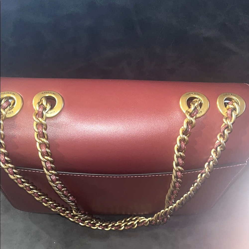 Coach Madison shoulder nah Elegant Burgundy Shoulder Bag with Gold Accents - Picture 3 of 14